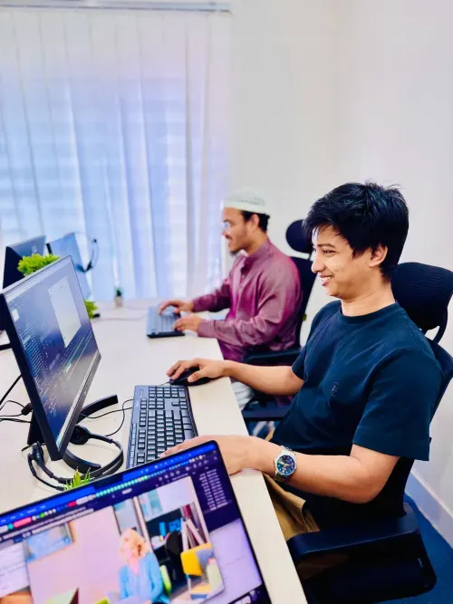 Motion & SaaS designer collaborating, 2024